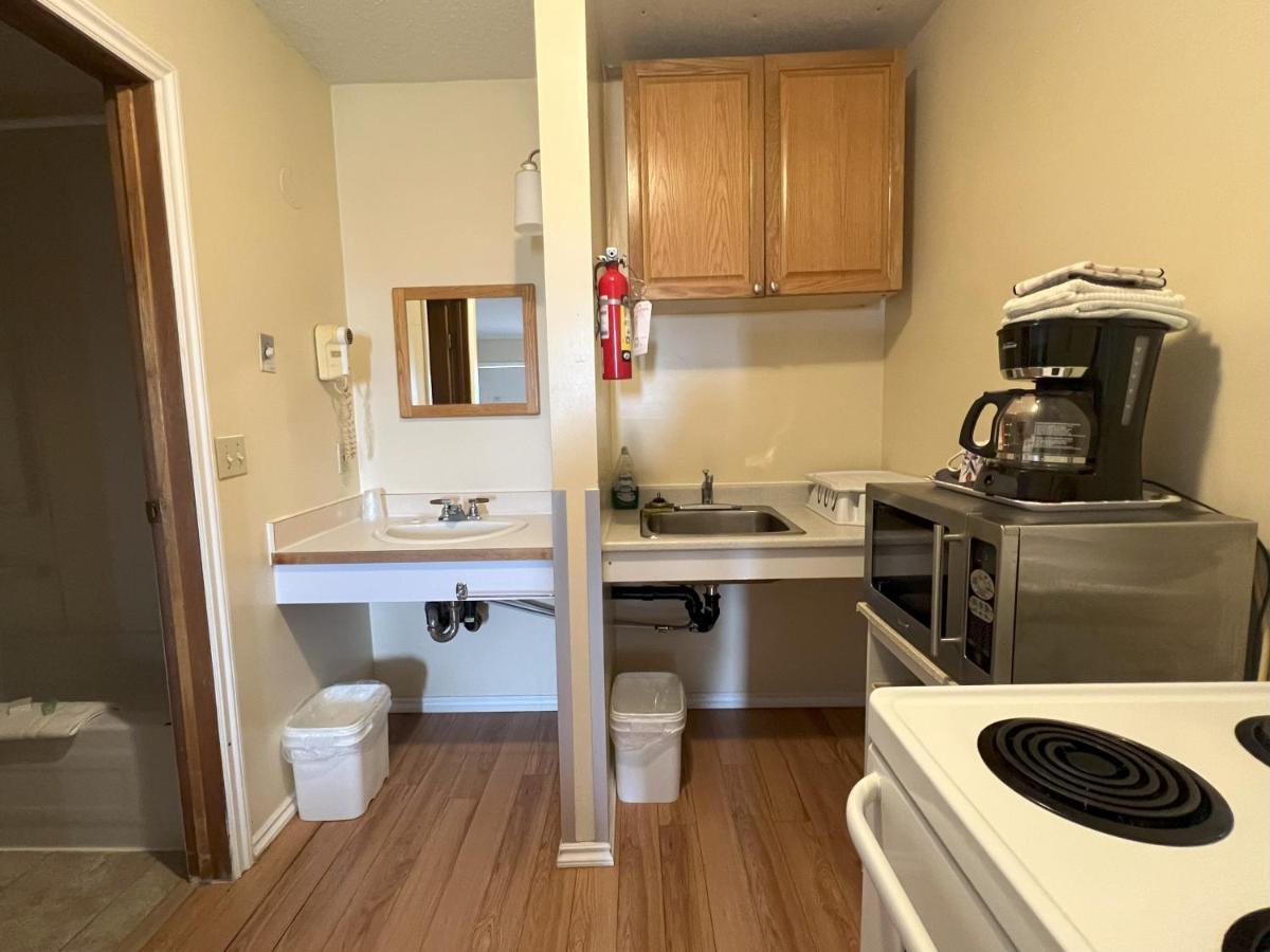 Hillview Motel Vanderhoof Екстер'єр фото